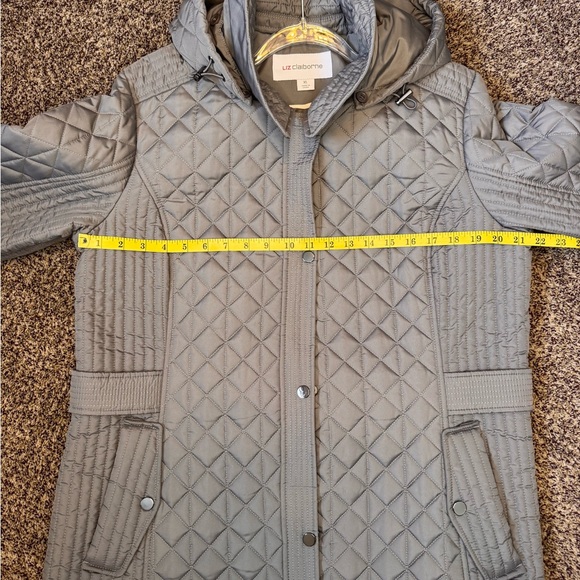 Liz Claiborne Quilted Puffer Jacket in Light Gray, Size XL, Zipper, Button, Hood - Picture 12 of 16